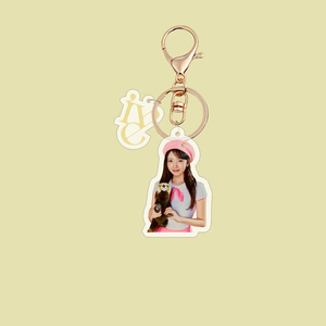 Venta al por mayor: Nuevo llavero acrílico de la banda femenina coreana IVE, accesorio colgante para bolso, con diseño de dibujos animados de moda impreso con UV, recuerdo. - Product Image 4