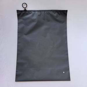 Bolsas de cierre hermético personalizadas, ecológicas, de color negro mate, las más vendidas, de polietileno, para ropa, con su logotipo impreso. - Product Image 4