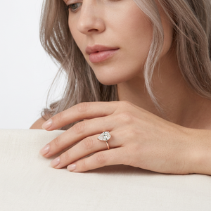 Anillo Solitario de Plata de Ley 925 con Zirconia Corte Pera, Anillo de Compromiso Clásico con Engaste de Garras, Joyería de Promesa Nupcial para Mujer - Product Image 5