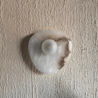 Luminaire mural d'hôtel en marbre naturel avec globe en verre dépoli pour la décoration de chambre d'hôtel, fabriqué par une usine industrielle