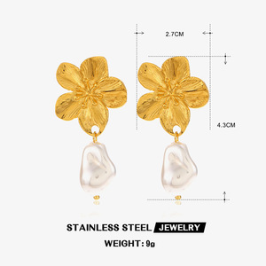 Boucles d'oreilles pendantes géométriques tendance en alliage d'acier inoxydable, style rétro français, avec perle et petit charme plaqué or 18 carats pour femme - Product Image 5