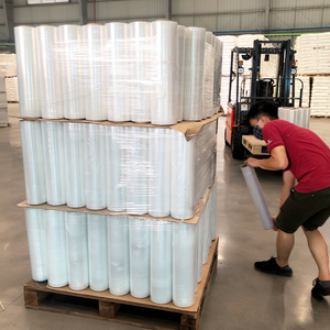 Rouleau de film étirable PE résistant à la perforation pour l'emballage de conteneurs et de palettes dans les usines au Vietnam - Product Image 1