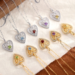Collier Pendentif Cœur Tressé avec 9 Cristaux Délicats, en Argent Sterling 925 Plaqué Or, Bijoux en Pierre Naturelle - Product Image 3