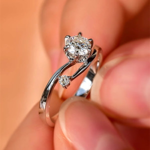Anello di Fidanzamento Geometrico con Zirconi per Donne, Gioiello Elegante e Scintillante alla Moda - Product Image 4