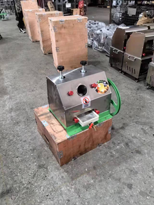 เครื่องคั้นน้ำอ้อยแบบมือหมุน ขายดี เครื่องคั้นน้ำอ้อยขนาดเล็ก เครื่องสกัดน้ำอ้อย พร้อมก๊อก - Product Image 4