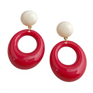 Boucles d'oreilles créoles en résine rouge de luxe, élégantes et tendance, plaquées or, accessoire de bijouterie fantaisie pour femme, idéales pour un mariage - Product Image 1