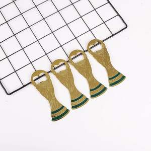 Décapsuleur porte-clés Coupe du Monde de football 2026 - Souvenir trophée métallique double fonction pour les fans du Canada, du Mexique et des États-Unis, cadeau de collection - Product Image 2