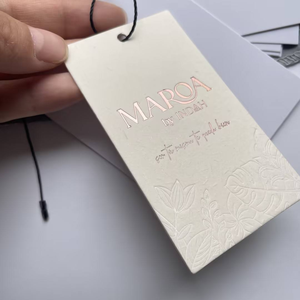 Étiquette de vêtement en papier avec logo personnalisé, estampage or rose et impression en relief, pour vêtements - Product Image 4