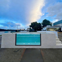 Piscine hors sol moderne avec accents en bois et système de filtration intégré