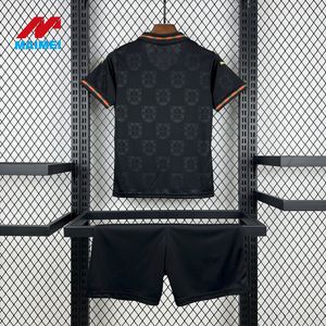 イングランド 2026 スリーライオンズ ホワイト トレーニングキット（男の子と女の子用）、スタジアムで観戦や応援するための試合用キット。 - Product Image 3