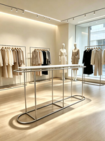 Présentoirs de Luxe en Gros pour Vêtements – Portants Circulaires Minimalistes en Chrome Argenté pour Boutiques