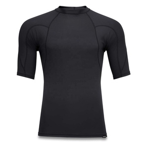 เสื้อแรชการ์ดโพลีเอสเตอร์/สแปนเด็กซ์พิมพ์โลโก้ตามสั่ง ขายส่ง บริการ OEM แขนสั้น ผู้ผลิตชุดว่ายน้ำชายสำหรับเล่นเซิร์ฟ - Product Image 3