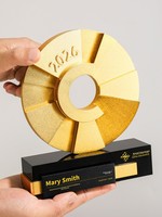 Trophées personnalisés en alliage d'aluminium, médailles haut de gamme, anneaux circulaires élégants en cristal artificiel, récompenses personnalisables pour employés