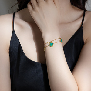 Bracelet de charme en acier inoxydable de haute qualité à quatre feuilles de trèfle pour <span class=keywords><strong>femmes</strong></span>, plaqué or, zircon, coquille, élégant, sans ternissement - Product Image 2