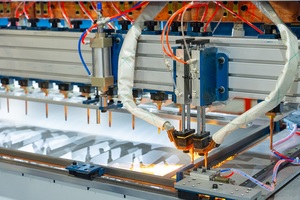 Machine de soudage CNC pour portes en verre à 28 têtes avec système servo pneumatique, adaptée aux châssis et aux meubles en acier. - Product Image 5