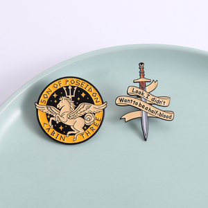 Spilla Smaltata con Logo Camp Half-blood 'Non Voglio Essere un Mezzo-Sangue', Percy con la Spada, Badge per Colletto Ispirato ai <span class=keywords><strong>Film</strong></span> Fantasy - Product Image 1