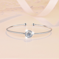 Bracelet minimaliste en argent sterling S925 avec moissanite ronde ouverte de 1 carat VVS1 certifiée GRA pour femme