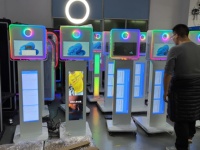Cabina de Fotos Portátil en Alquiler, Disponible en Almacén en el Extranjero, Software Gratuito, Pantalla Táctil de 15.6 Pulgadas, Máquina de Fotos DSLR