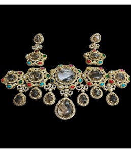 Pendientes Multicolor de Estilo Antiguo Premium con Detalles Elegantes y Diseño de Inspiración Vintage para Mujeres a la Vanguardia de la Moda - Product Image 1