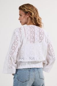 เสื้อแจ็คเก็ตบอมเบอร์ผู้หญิง แขนยาว คอโอ ติดกระดุมแถวเดียว ผ้าฝ้ายสีขาวลายฉลุ ดีไซน์ใหม่ พรีเมียม รับผลิตตามสั่ง (OEM) ขั้นต่ำ 50 ชิ้น - Product Image 5