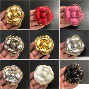 6.8cm High-End Styling Multi-<span class=keywords><strong>Color</strong></span> carneiro Camélia Broche Pequeno Perfumado Flor Pinos Liga Cadeia Chapeamento Broches de moda - Product Image 2