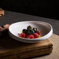 Assiette de service irrégulière en porcelaine blanche de 6 pouces, design Yuanbao, pour les raviolis et les légumes, personnalisable