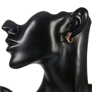 Pendientes de aro Huggie de cristal multicolor en tono dorado para mujer, pendientes de moda tallados huecos para fiestas, banquetes diarios - Product Image 3