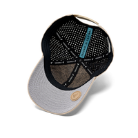 Casquettes de baseball sportives personnalisées à 6 panneaux en polyester imperméable avec découpe laser et patch en caoutchouc PVC