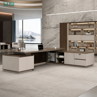 Ensemble de bureau exécutif LIYU en forme de L avec bibliothèque murale, rangement latéral, chaise à dossier haut, mobilier de bureau en bois avec éclairage LED et design cannelé