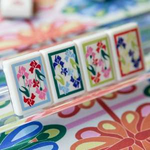 Ensemble de Mahjong en Acrylique Premium par The Mahjong House, 160 Tuiles, Base Crème, Motif Floral Iris et Jokers Colorés - Product Image 4