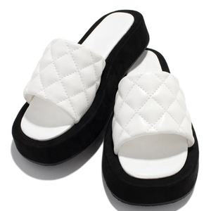 批发价格新款夏季平跟圆头混色平台外沙滩拖鞋女拖鞋 - Product Image 1