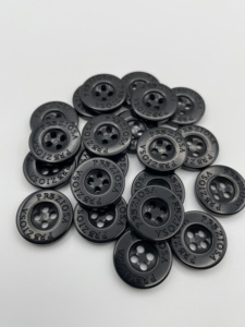 Tùy chỉnh in ấn logo người đàn ông áo sơ mi may may 4 lỗ nút nhựa - Product Image 6