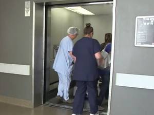 Elevador de camilla para Edificio Médico con sistema de puerta automática - Product Image 5