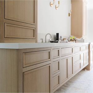 Armoire minimaliste à cadre fin de style Shaker, équipée d'un éclairage intégré, en chêne blanc brillant profond et avec un vitrine en verre sur mesure. - Product Image 1