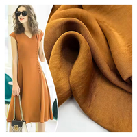 Le tissu en mousseline de satin super doux froissé convient aux robes glissantes et aux jupes et nuisettes d'été pour femmes