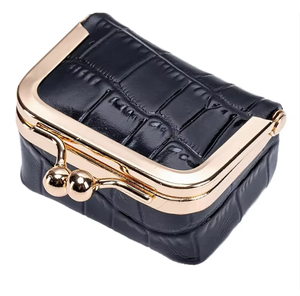 Pochette de rangement pour bijoux mini luxe personnalisée, fermeture à fermoir Kiss Lock, en cuir PU, avec doublure à pois - Product Image 2