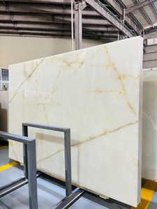 Dalles d'onyx translucide blanc alabastre modernes polies pour sols intérieurs effet nuage, îlots lumineux et sculptures murales sacrées - Product Image 2