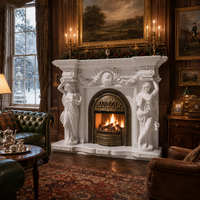 Manteau de cheminée en marbre blanc naturel, sculpté baroque avec motifs floraux en relief, pour décoration de luxe de maison, manoir ou villa.