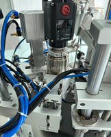 Machine d'emballage intégrée pour tubes souples, remplissage, scellage et coupe de la queue pour la fabrication de pâtes et d'onguents cosmétiques