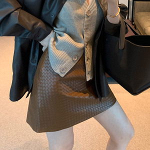 <span class=keywords><strong>Falda</strong></span> <span class=keywords><strong>mini</strong></span> de cuero trenzado elegante de cintura baja para mujer al por mayor, estilo urbano, primavera-otoño - Product Image 4