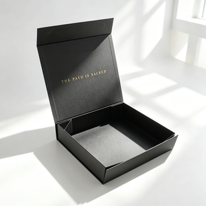 Cajas de Regalo de Papel Plegables Negras con Cierre Magnético, Hechas a Mano con Papel Reciclado y Lámina Dorada en Relieve, con Ventana Transparente de PVC - Product Image 1