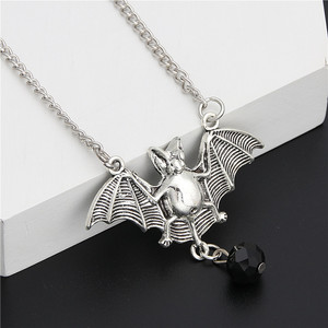 Collana con ciondolo a pipistrello e perline viola per il Giorno dei Morti, regalo di Halloween per donna - Product Image 3