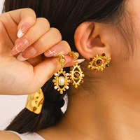 Boucles d'oreilles européennes et américaines de luxe léger, texturées, ajourées, en acier inoxydable, avec perles hexagonales et détails turquoise, plaquées or 18 carats