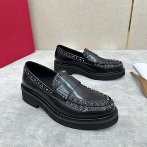 Chaussures décontractées pour hommes en cuir neuves et personnalisées de luxe, avec des rivets tendance et des chaussures en cuir décontractées - Product Image 3
