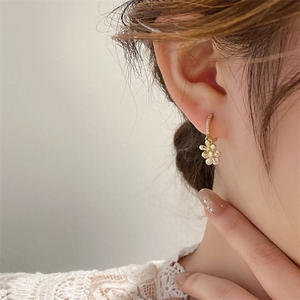 Boucles d'oreilles en métal avec pompon fleuri, design original, pour femmes, personnalité coréenne, simples, toutes occasions - Product Image 6