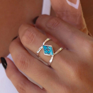 Anello Bohemien a Rombi Effetto Turchese, Fascia Minimalista Geometrica alla Moda per Feste e Outfit Quotidiani - Product Image 3