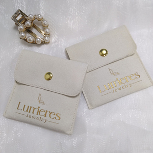 Nuevo Estuche para Joyas de Microfibra de Gamuza Color Marfil con Cierre a Presión y Logotipo Personalizado, con Caja y Almohadilla Interior para Regalo - Product Image 2
