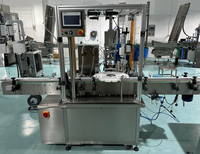 Machine de remplissage et de bouchage monobloc avec alimentation automatique des bouchons pour l'emballage de flacons de spray anti-moustiques