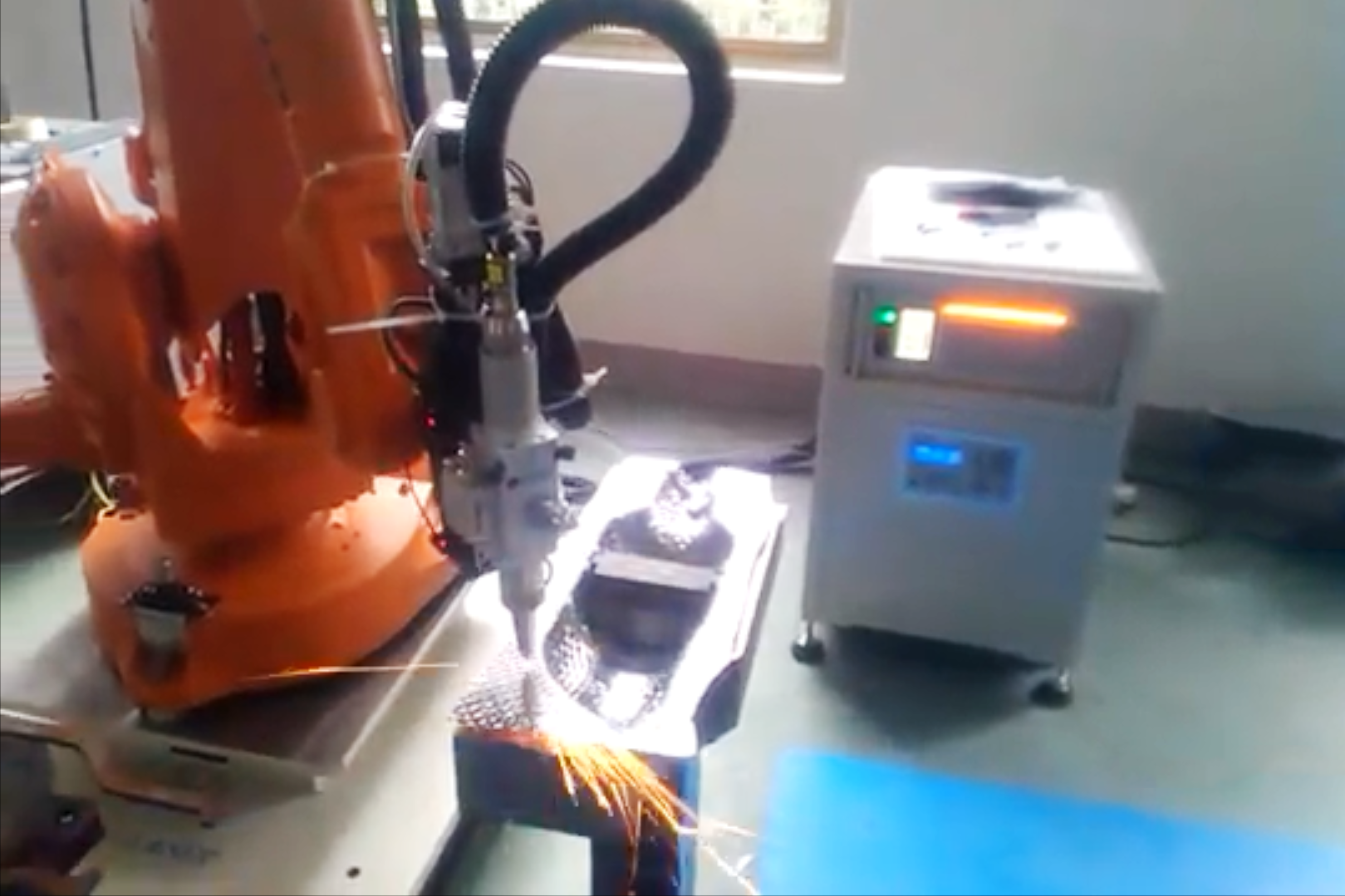 3D Laser Robotic Cutting Machine 2000W Fiber Laser me<i></i>tal Cutting