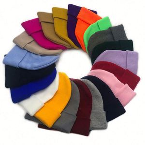 Vente en gros de bonnets d'hiver personnalisés, couleur unie, en acrylique, doublés de satin, avec logo brodé - Product Image 1
